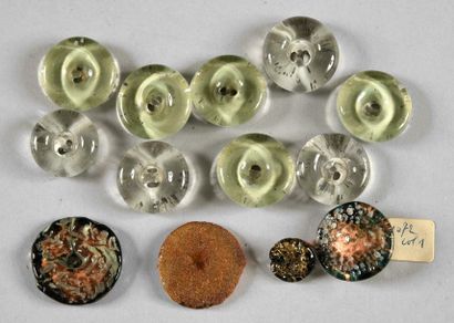 ANDRE MOLKO Réunion de boutons, vers 1960, boutons de pyrex en relief. 13 boutons...