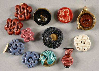 null Réunion de boutons et boucles de ceinture, en plastique, métal, résine et paille;...