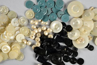 null Réunion de boutons, vers 1940-1960, boutons de toutes tailles en matière plastique...