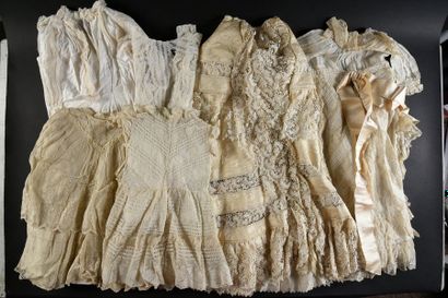 null Robes et manteau d'enfant en dentelle, 2nde moitié du XIXe siècle.
Long manteau...