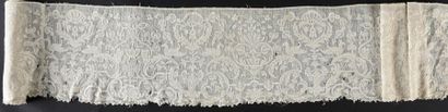 null Volant en broderie de Dresde, XVIIIe siècle.
Mousseline de coton finement brodée...
