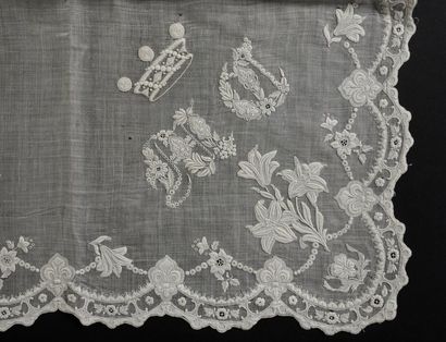 null Somptueux mouchoir brodé, 1ère moitié du XIXe siècle.
Grand mouchoir en fil...