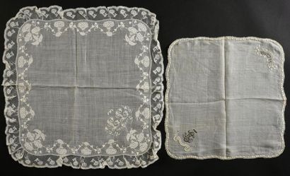 null Deux mouchoirs brodés, chiffre et lambel, milieu du XIXe siècle.
Un en broderie...