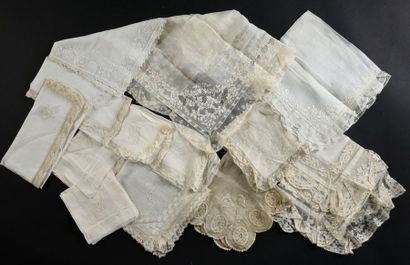 null Douze mouchoirs, broderie et dentelle, 2nde moitié du XIXe siècle.
Cinq en linon...