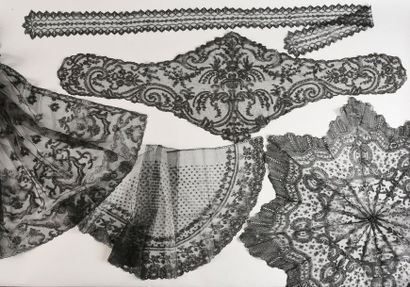 null Eléments du costume, Chantilly, fuseaux, vers 1860-80.
Cinq pièces en dentelle...