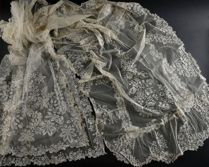 null Etole et éléments de robe, application d'Angleterre, 2nde moitié du XIXe siècle.
Cinq...