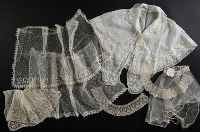 null Eléments du costume féminin, dentelle et broderie, XIXe siècle.
Deux voilettes...