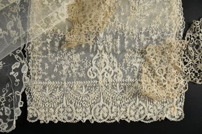 null Accessoires en dentelle du costume féminin, 2nde moitié du XIXe siècle.
Un fichu...