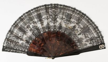 null Eventail plié, dentelle de Chantilly, vers 1860-80.
La feuille en fine dentelle...