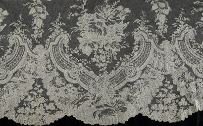 null Rare volant, dentelle de Chantilly blanc, fuseaux, vers 1860-70.
Somptueux décor...