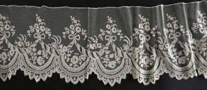 null Volant, application d'Angleterre, vers 1860-1880.
Gracieux décor de noeud retenant...