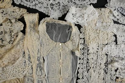 null Importante réunion d'accessoires du costume féminin, 2nde moitié du XIXe siècle.
Dix...