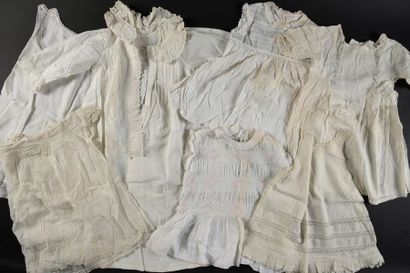 null Fonds de garde-robe bourgeoise, vers 1900.
Pour l'enfant, quatre robes en linon,...