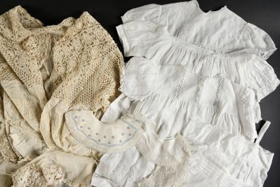null Fonds de garde-robe bourgeoise pour la femme et l'enfant, vers 1900.
Six robes...