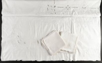 null Service de table, nappe brodée et douze serviettes, milieu du XXème siècle.
A...
