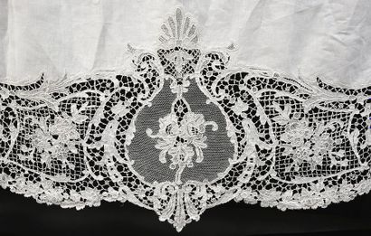 null Grande nappe en dentelle, Venise, vers 1890-1910.
Belle nappe en fil et large...
