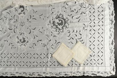 null Nappe en linon brodé et dentelle, début du XXe siècle.
Brodée de fins ramages...