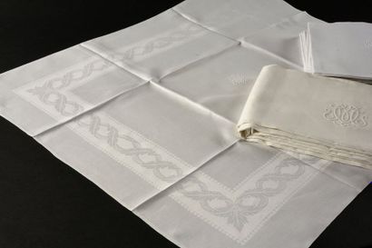 null Service de table, nappe et dix-huit serviettes, milieu du XIXème siècle.
En...
