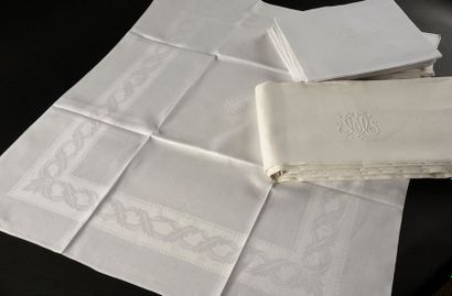 null Service de table, nappe et dix-huit serviettes, milieu du XIXème siècle.
En...