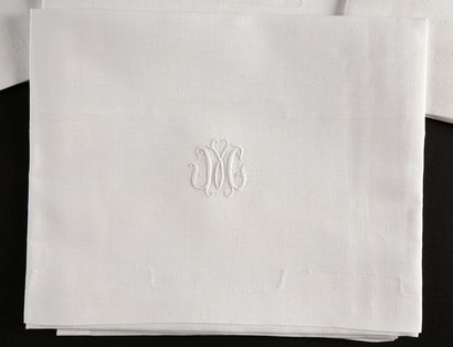 null Suite de dix-huit serviettes de table, vers 1930-40.
En fil de belle finesse,...