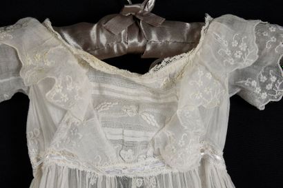 null Robe de baptême en dentelle, fin du XIXe siècle.
En mousseline de coton finement...