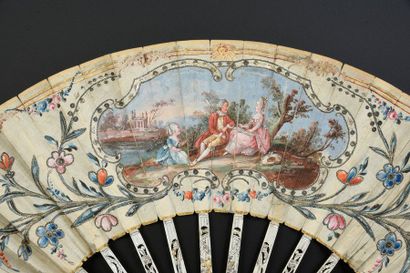 null Musique, vers 1770-1780
Eventail plié, feuille en soie crème brodée au fil de...