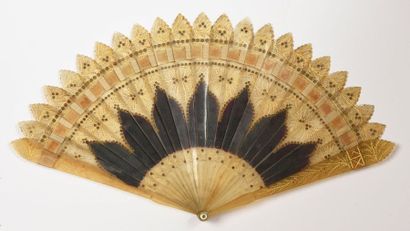 null Les chinois, vers 1810-1820
Eventail de type brisé en corne blonde peinte en...