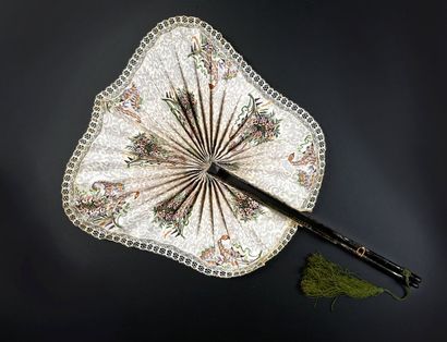null Ecran, vers 1840
Feuille en tissu imprimé de fleurs, plissée et bordée de dentelle.
Manche...