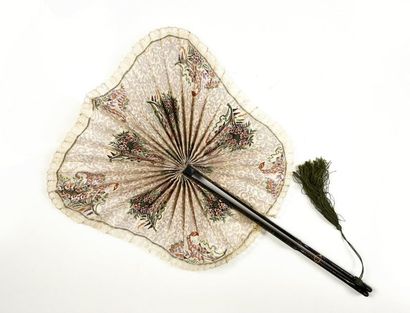 null Ecran, vers 1840
Feuille en tissu imprimé de fleurs, plissée et bordée de dentelle.
Manche...