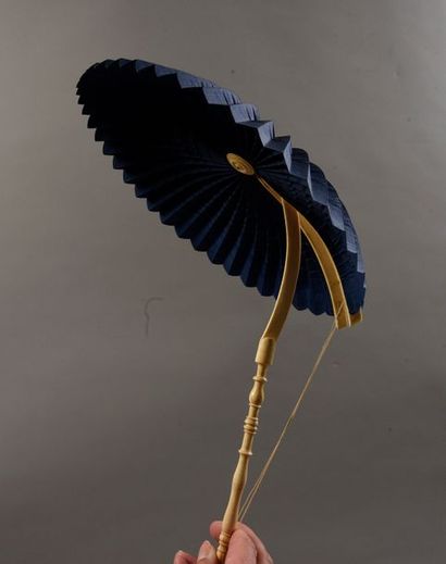 null Ombrelle - éventail, vers 1860
Eventail transformable en écran ou ombrelle-parasol,...