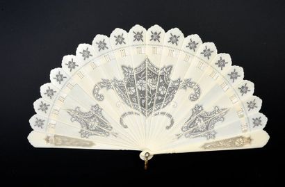 null Bouquet, vers 1860
Eventail de type brisé en ivoire* repercé de trois cartels...
