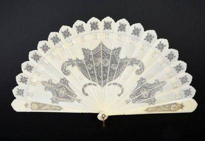 null Bouquet, vers 1860
Eventail de type brisé en ivoire* repercé de trois cartels...