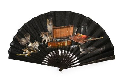 ADOLPHE THOMASSE (1850-1930) Les chatons dans son atelier, vers 1900
Grand éventail...