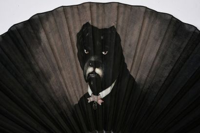 null Portrait de chien, vers 1900
Grand éventail plié, feuille en gaze noire peinte...