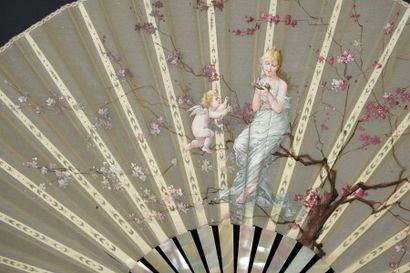 null Les oisillons, vers 1890
Eventail plié, feuille en gaze crème peinte d'une jeune...