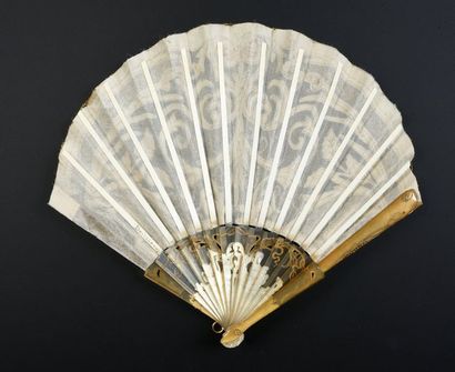 null Volutes d'or, vers 1900-1920
Petit éventail de forme ballon, feuille en tissu...