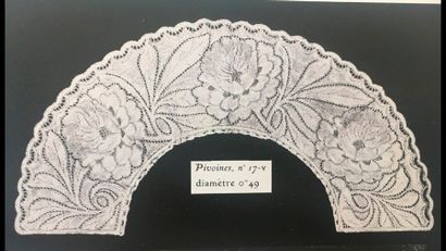 null Pivoines, vers 1900
Rare éventail en dentelle polychrome de Courseulles à décor...