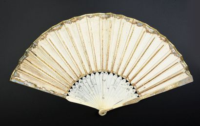 null La bergère, vers 1700
Eventail plié, la feuille en peau, montée à l'anglaise,...