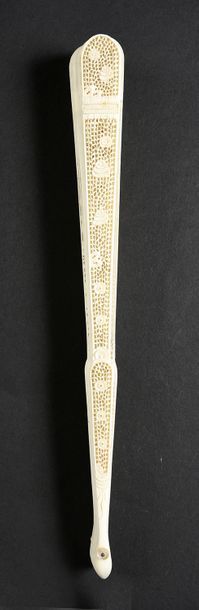 null La roue du paon, Chine, vers 1800
Eventail de type brisé en ivoire* finement...