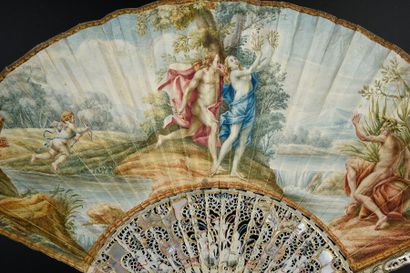 null Apollon et Daphné, vers 1750
Eventail plié, feuille double en cabretille peinte,...