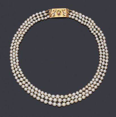 null Collier trois rangs de perles fines en chute, le fermoir rectangulaire à cliquet...