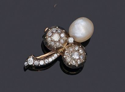 null Broche en or 750 et argent 800 millièmes stylisant un trèfle, ornée d'une perle...