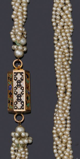 null Collier de tressé en perles d'imitation, fermoir hexagonal en or emailé. 
Vers...