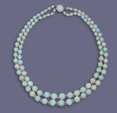 null Collier composé de 2 chutes de perles d'opale d'environ 4 à 10.8 mm, intercalées...
