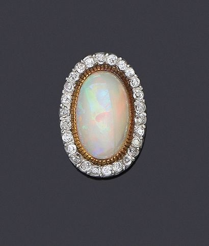 null Broche clip en or 750 et platine 850 millièmes, ornée d'un cabochon d'opale...