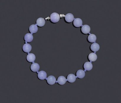 null Bracelet composé d'un rang de perles de jade jadéite mauve d'environ 8 mm. Il...
