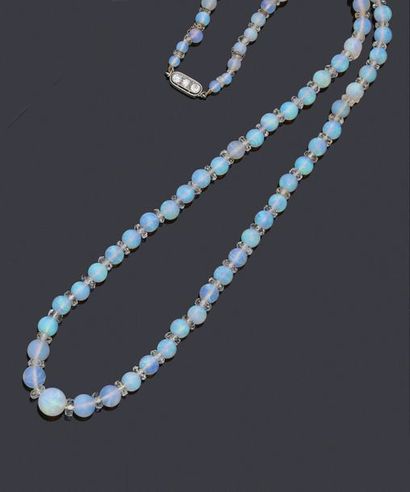null Collier composé d'un chute de perles d'opale d'environ 3.3 à 8.3 mm, intercalées...