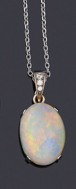 null Pendentif en or gris 750 millièmes, orné d'un cabochon d'opale de belle couleur...