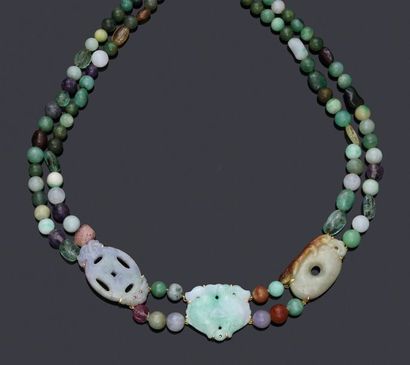 null Collier composé de 2 rangs de perles de jade, d'émeraude et de pierres fines,...