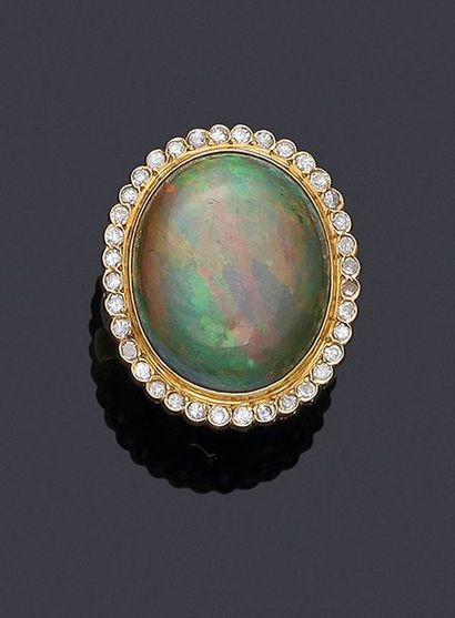 null Bague en or 750 millièmes serti d'un important cabochon d'opale présentant un...